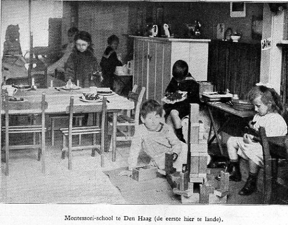 La première école Montessori aux Pays-Bas à La Haye en 1915.