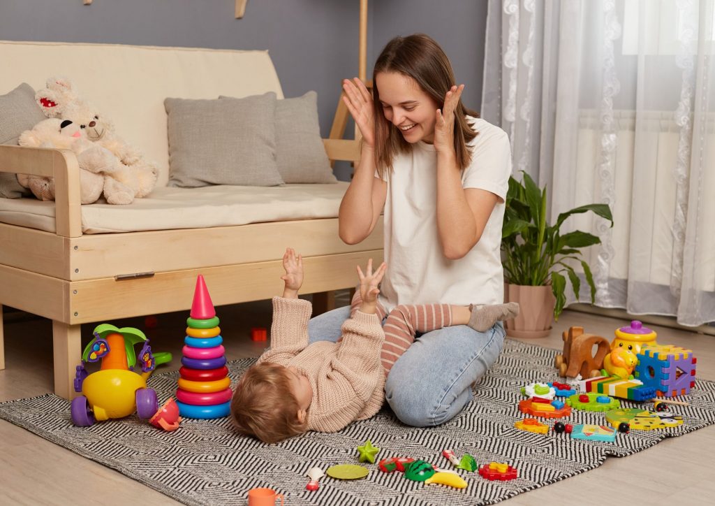 maman chantant une comptine à son bébé