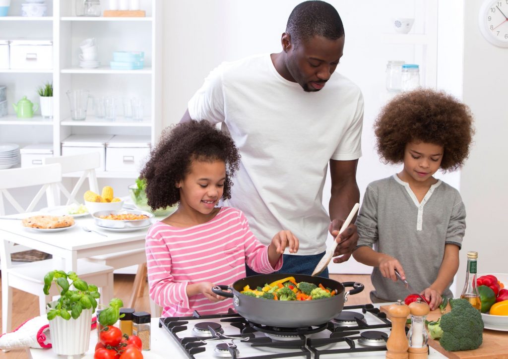 enfants qui préparent le repas en famille ©Canva Pro