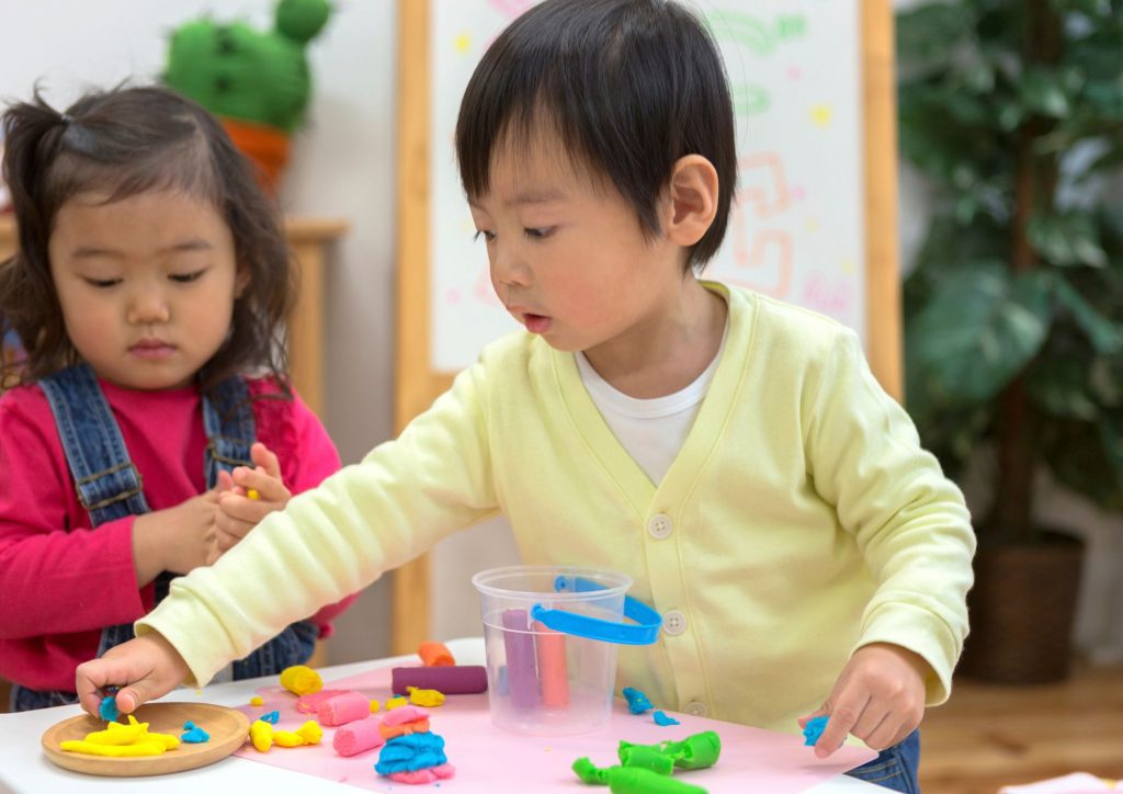 muscler la main grâce au modelage développement moteur du jeune enfant