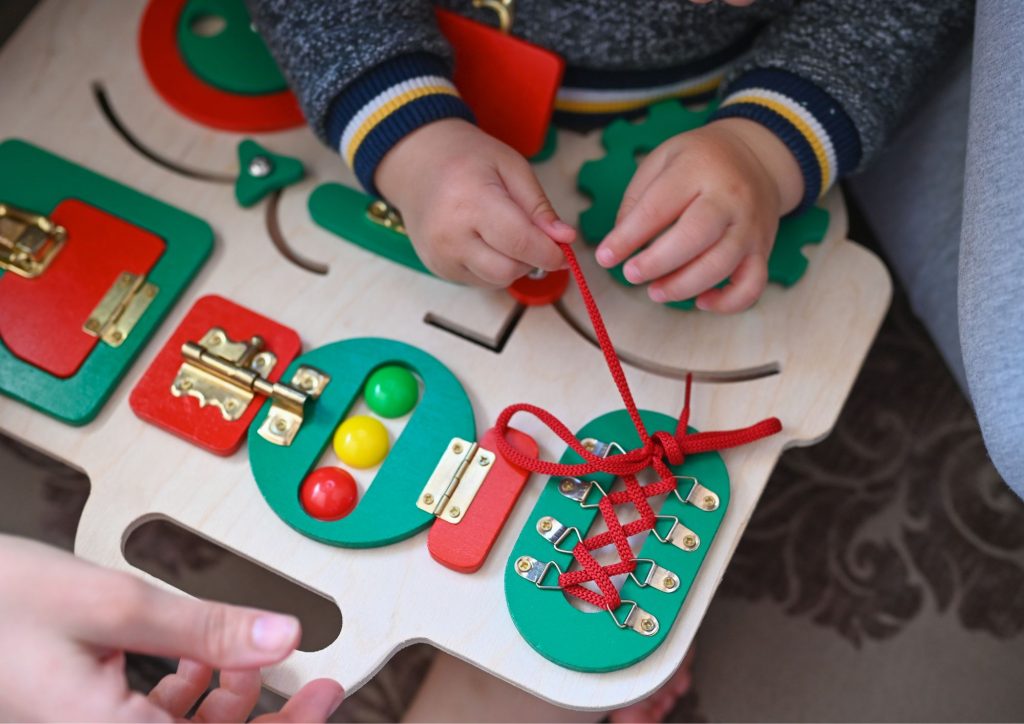 table d'activités pour développer la motricité fin des bébés