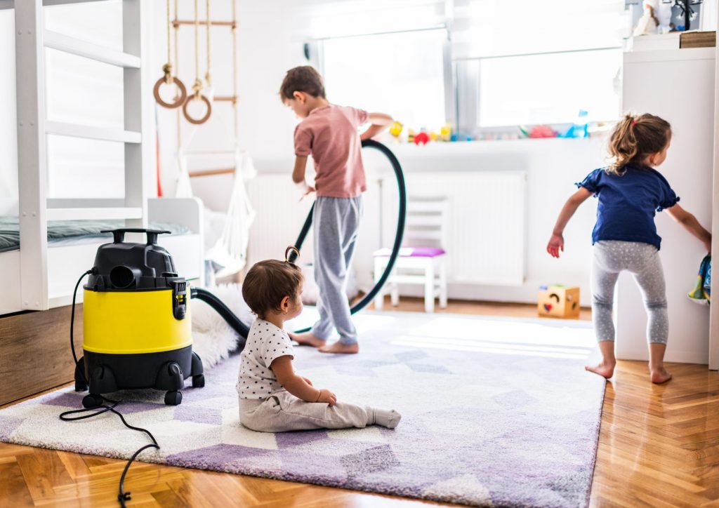 enfants qui font le ménage ©Canva Pro