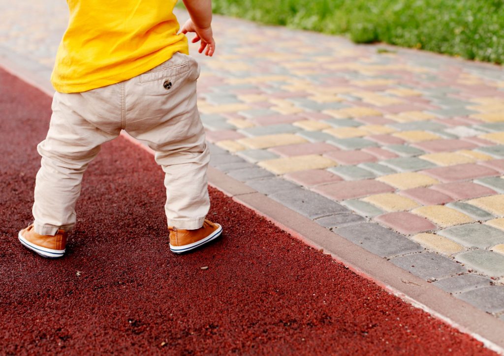 stade de développement moteur du bébé la marche