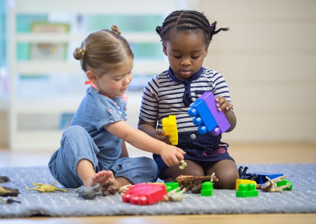 jeux d'encastrement pour faciliter le développement moteur de l'enfant