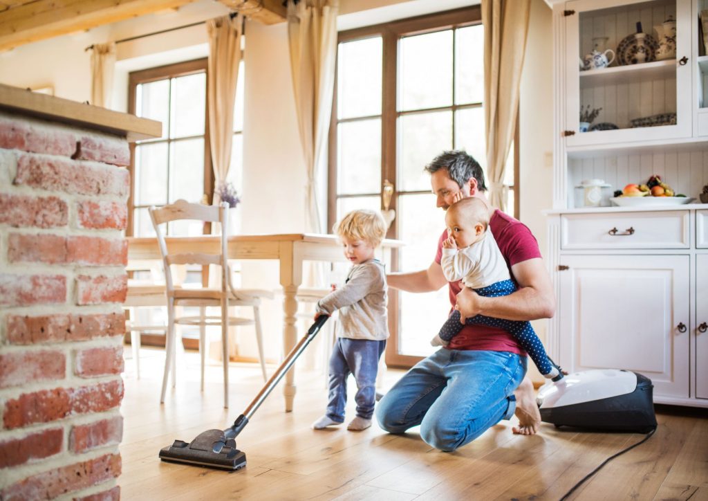 tâches ménagères en famille