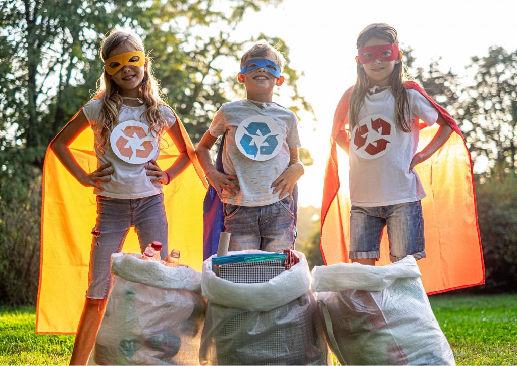 enfants qui trient les déchets - tâches ménagères ©Canva Pro