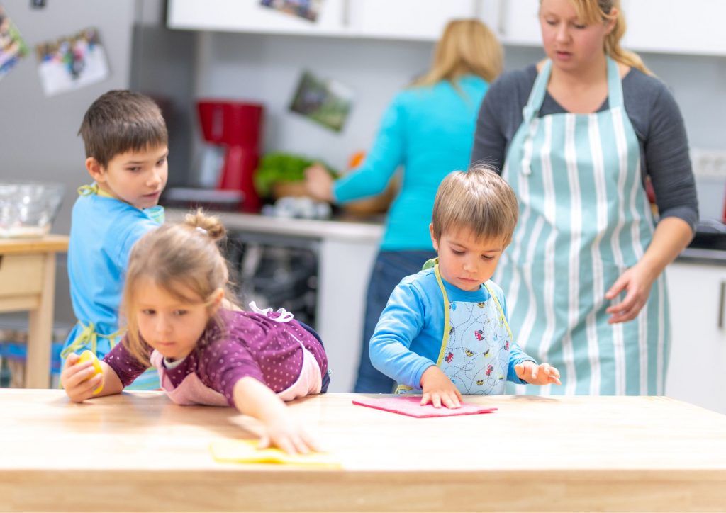 tâches ménagères enfants qui essuient la table 