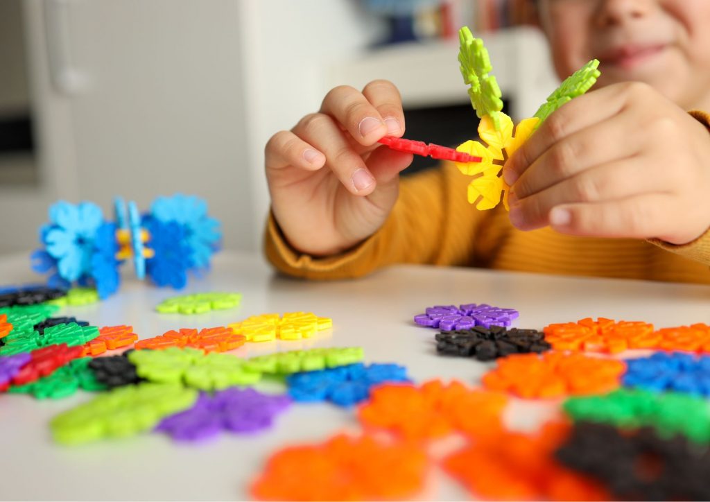 L'art plastique et le jeu pour développer la motricité fine chez l'enfant