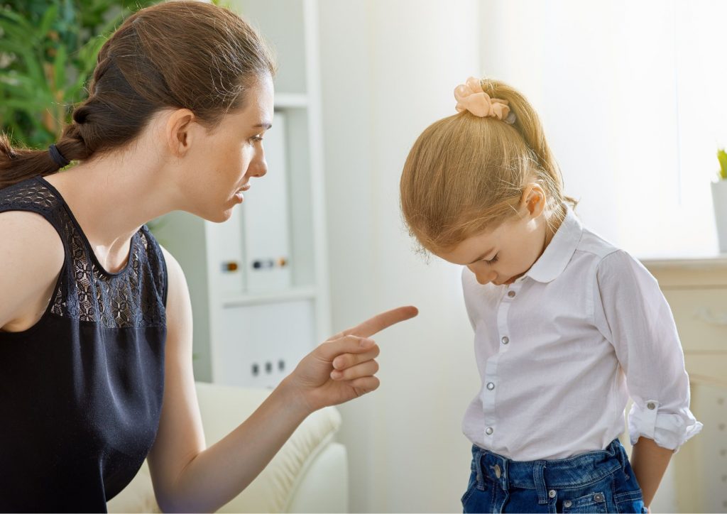 parent qui réprimande un enfant