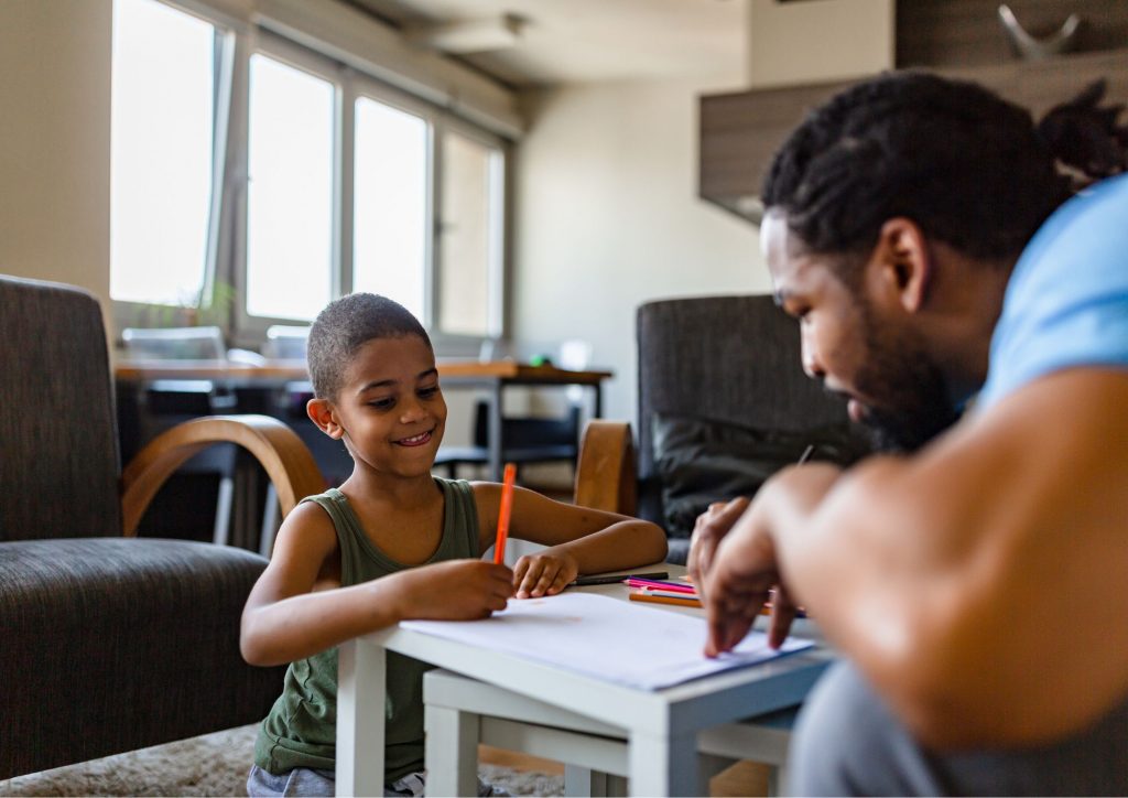 parent pratiquant l'école à la maison