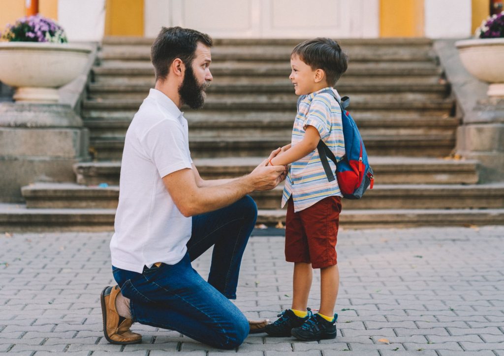 père qui discute avec son enfant