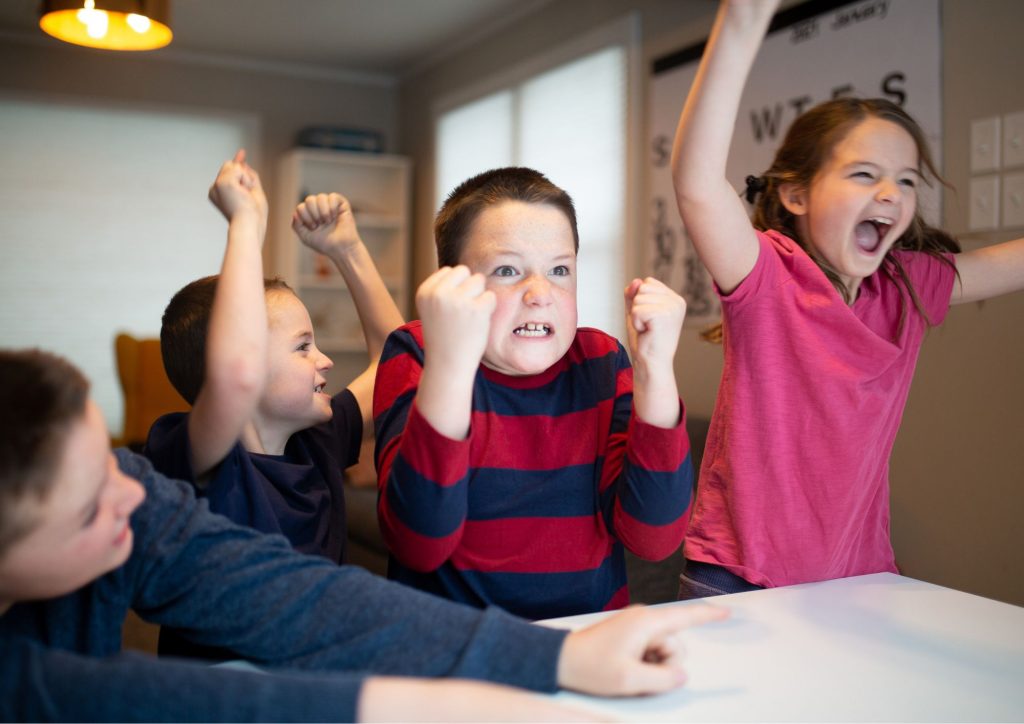 rivalité parent enfant dans le jeu enfants qui explosent de joie après une victoire