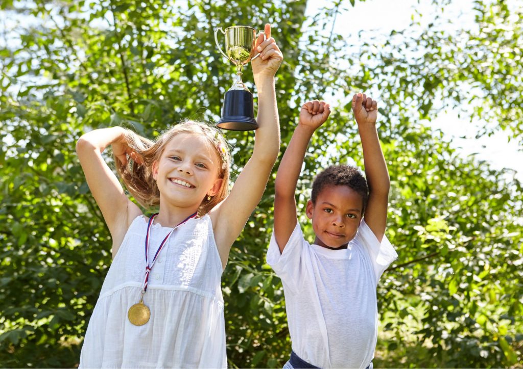 surmonter l'échec enfants qui ont remporté un trophée