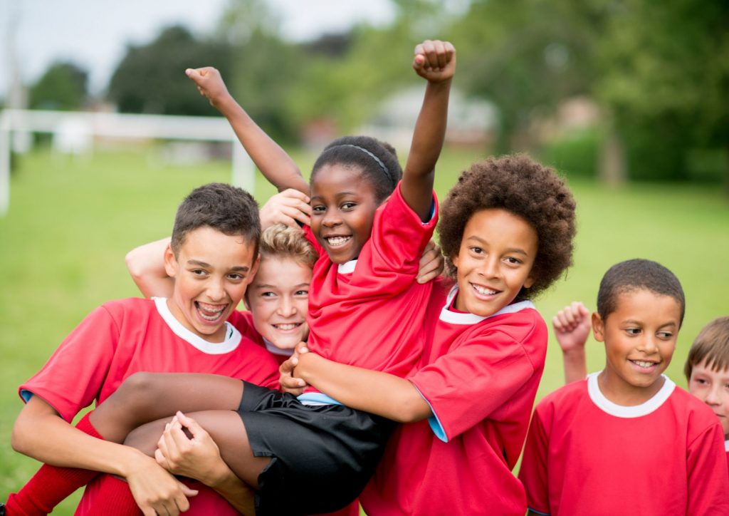 enfant joyeux après une victoire en sport d'équipe