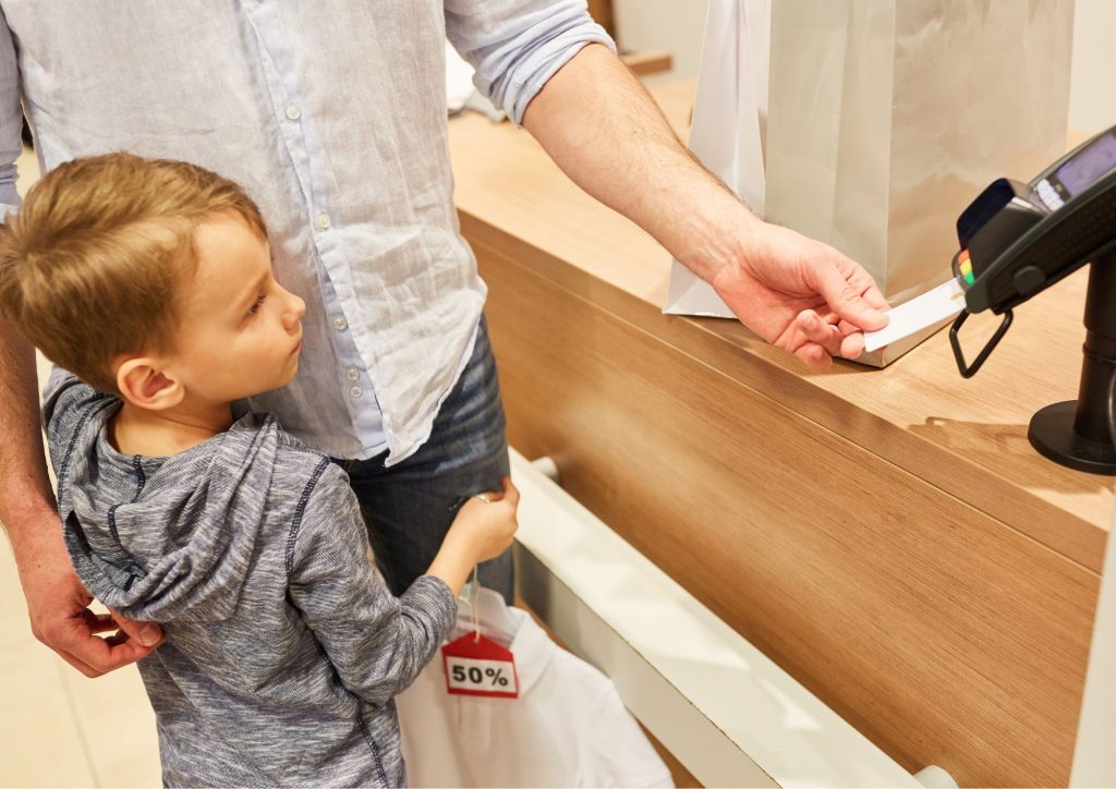 enfant qui fait les courses avec son parent éducation financière