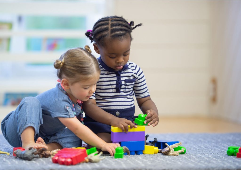 enfants qui jouent à des jeux d'encastrement - coopération