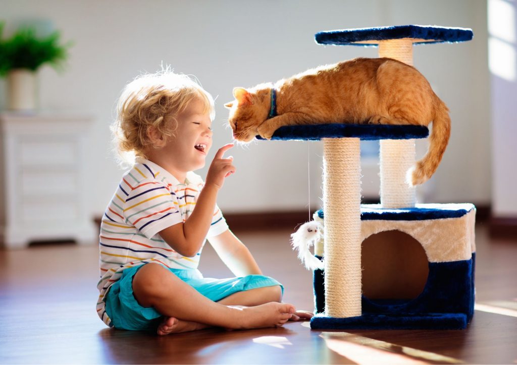 enfant qui s'occupe d'un animal de compagnie