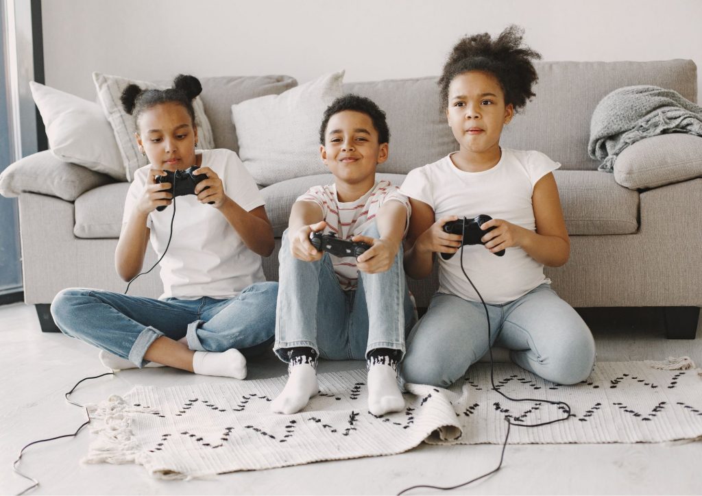 enfants qui jouent au jeu vidéo - équipements numériques pour jouer