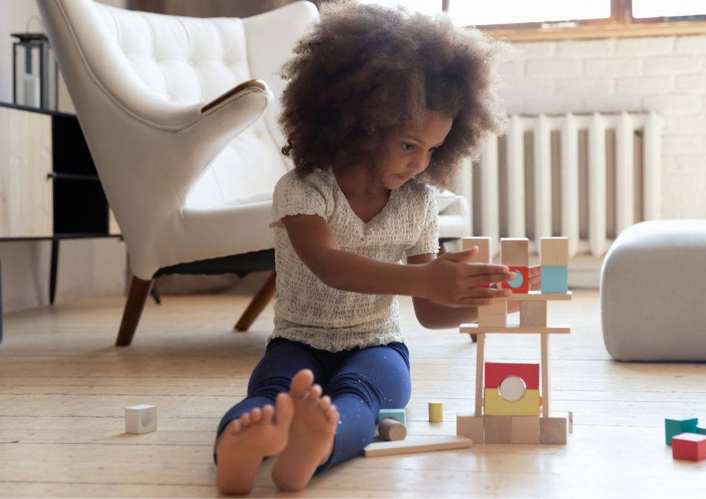 enfant qui joue en autonomie