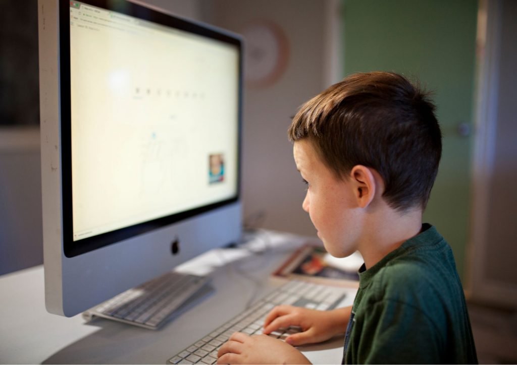 enfant et écran utilisation en autonomie des outils numériques