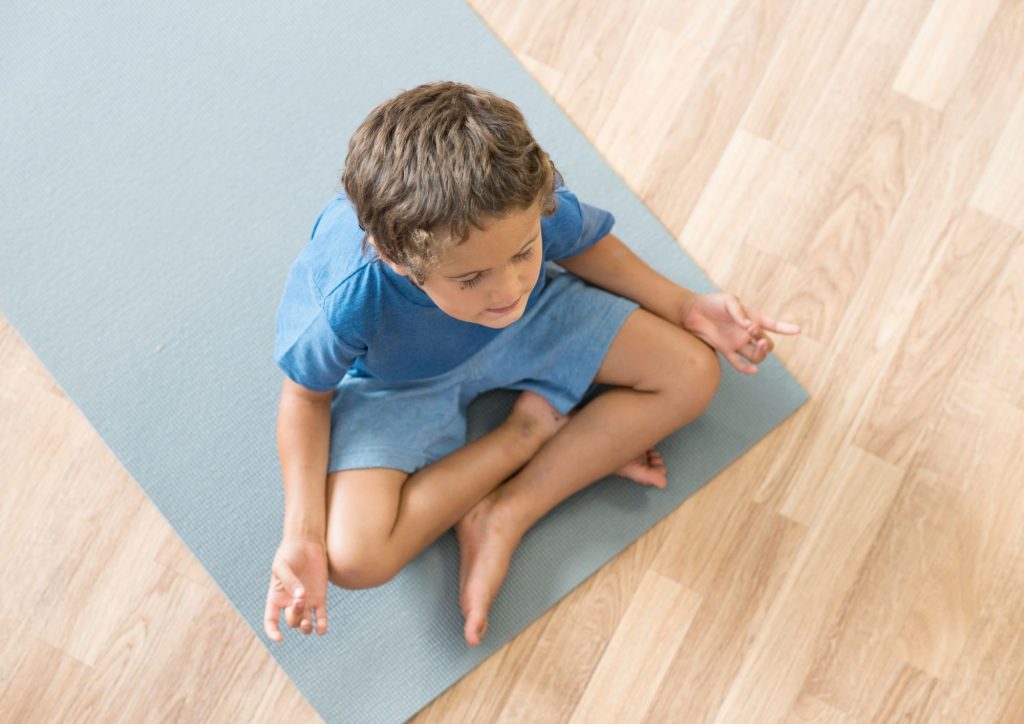 enfant qui se relaxe grâce à la méditation activité sans écran