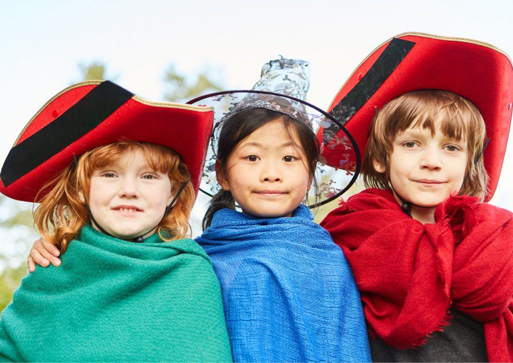 enfants déguisés pour une soirée cinéma