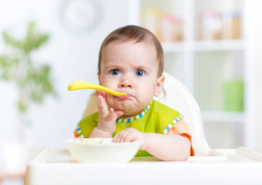 bébé qui mange tout seul