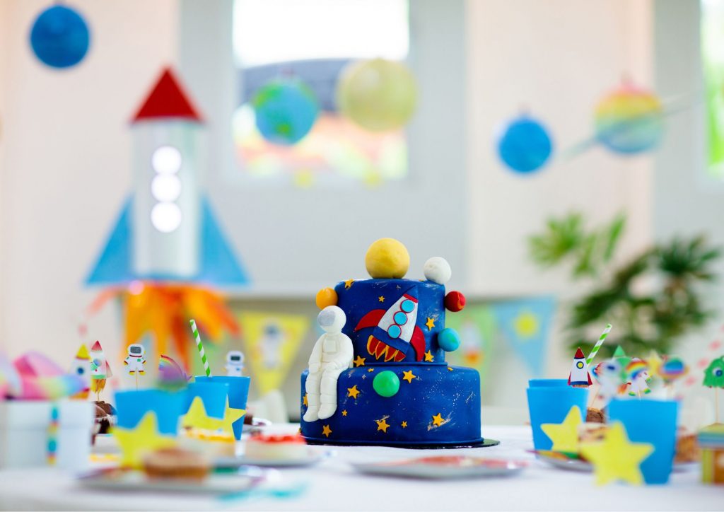 ambiance cosmonaute fête d'anniversaire d'enfants décoration et gâteau ©Canva Pro