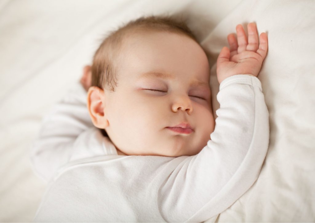 bébé qui dort dans sa chambre