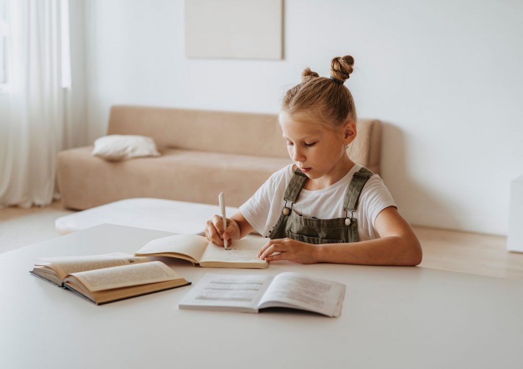 enfant qui fait ses devoirs en autonomie