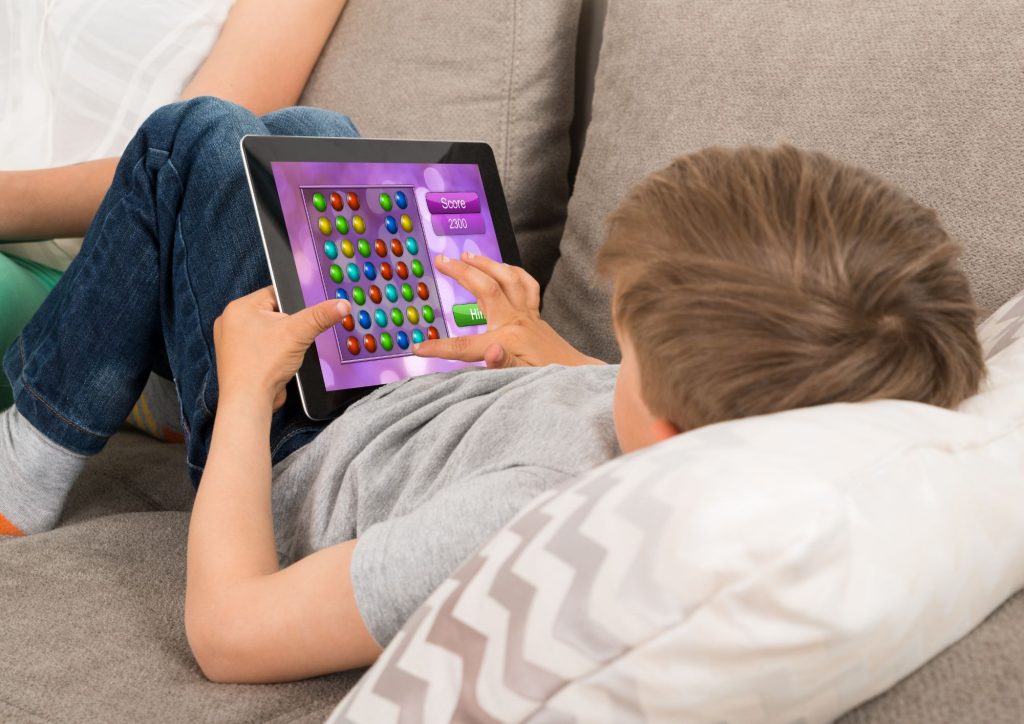 enfant et équipements numériques jeu sur tablette