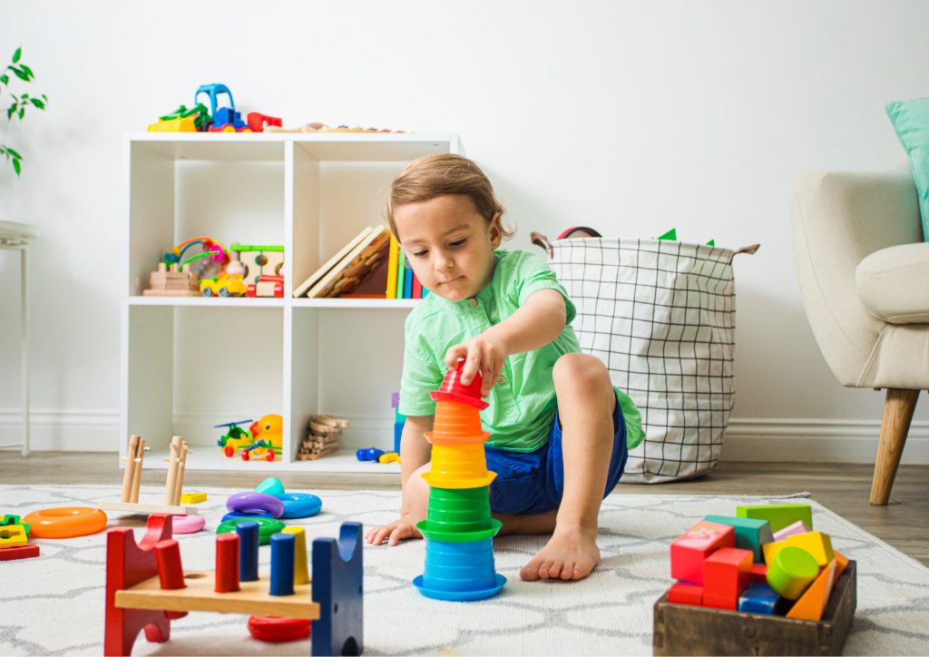 enfant qui joue seul en autonomie dans sa chambre