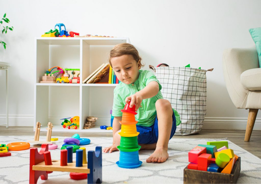 enfant qui joue seul en autonomie dans sa chambre