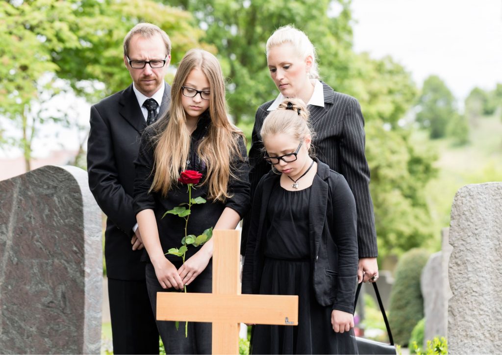 enfants qui assistent à des funérailles 