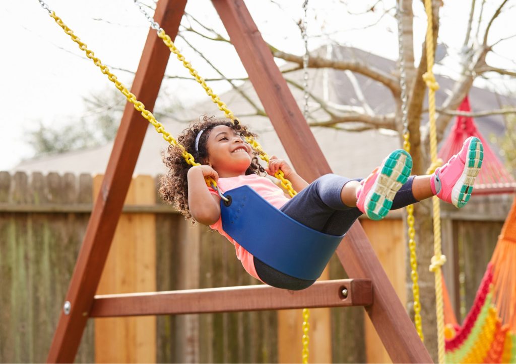 enfant qui joue seul dans le jardin en autonomie