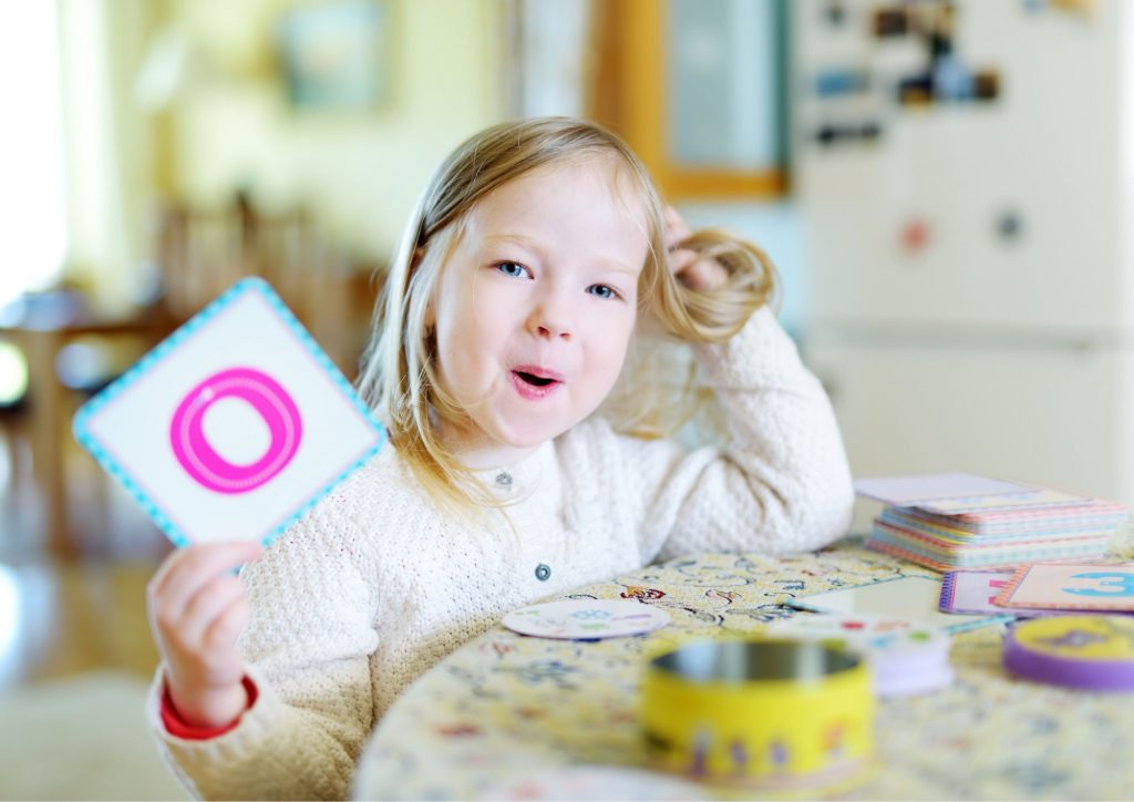 enfant qui joue à un jeu de mémory