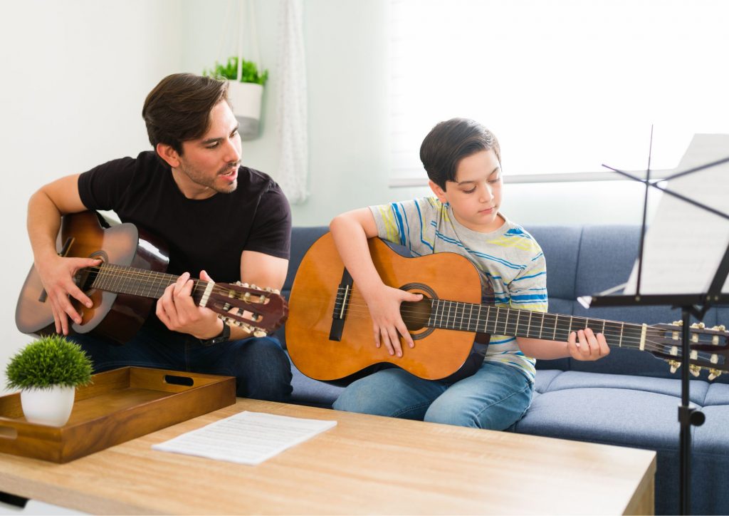 enfant qui joue de la guitare capacité de mémorisation ©Canva Pro