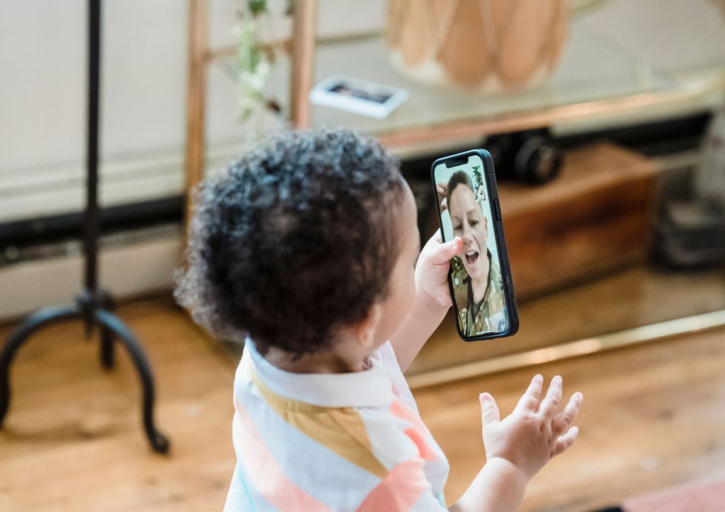 jeune enfant avec un téléphone portable