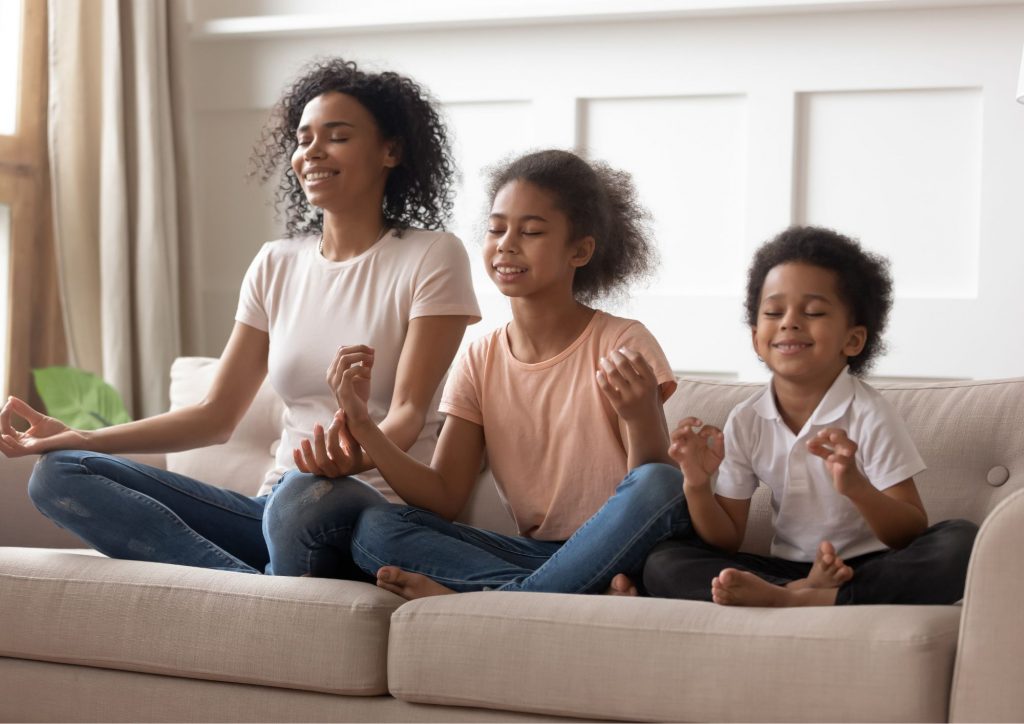 méditation pleine conscience en famille ©Canva Pro