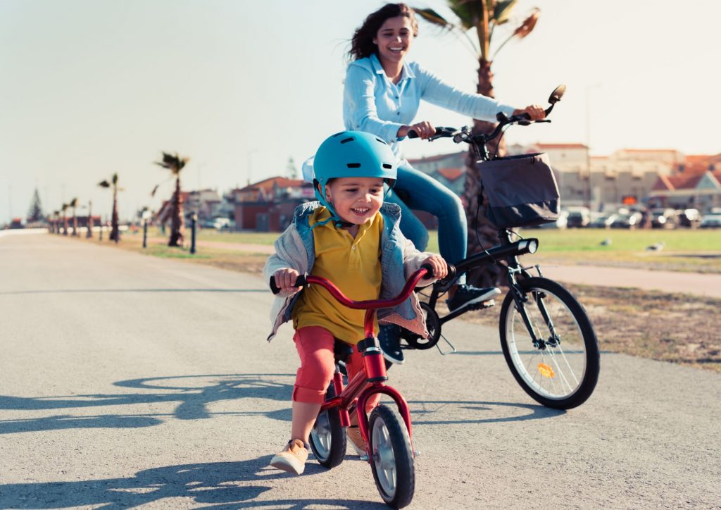 enfant qui roule en draisienne
