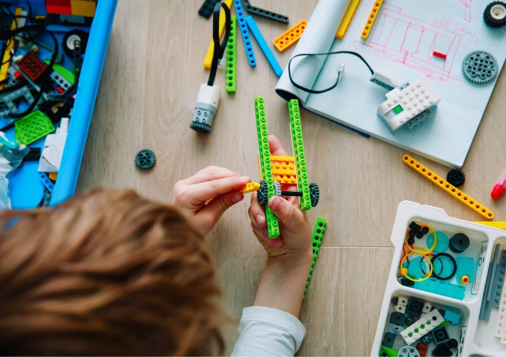 enfant qui manipule pour apprendre