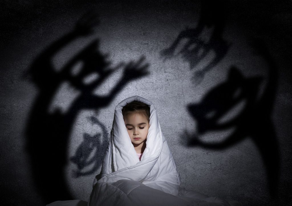 enfant qui lutte contre des cauchemars ©Canva Pro