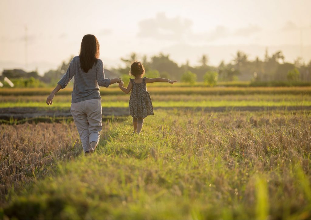 marche méditative parents et enfants ©Canva Pro