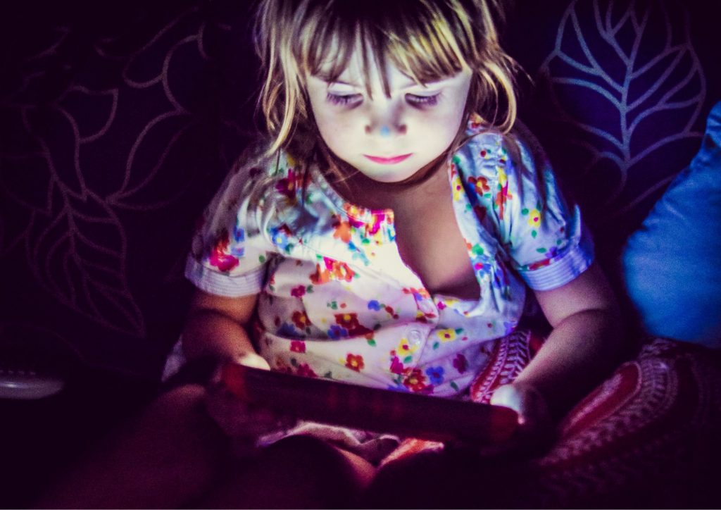 enfant qui regarde un écran la nuit ©Canva Pro