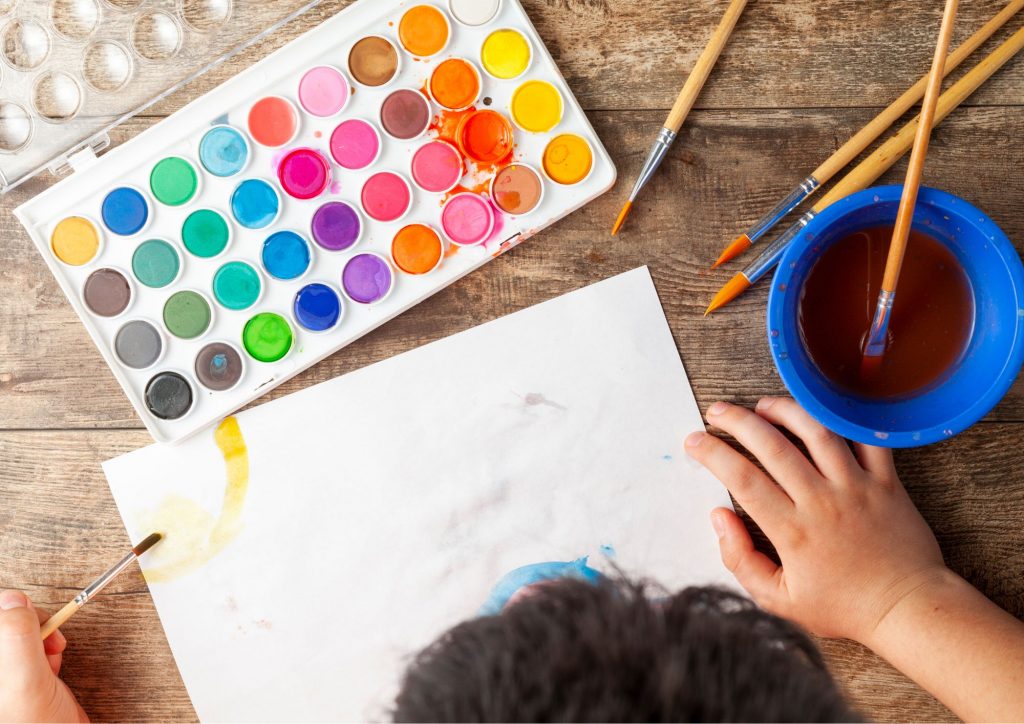 enfant créatif imagination rêve peinture ©Canva Pro