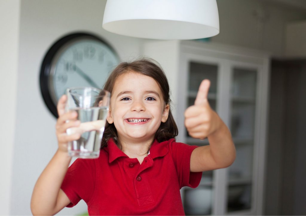 Enfant qui boit un verre d'eau