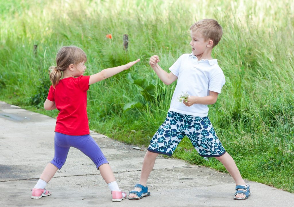 enfants qui se battent
