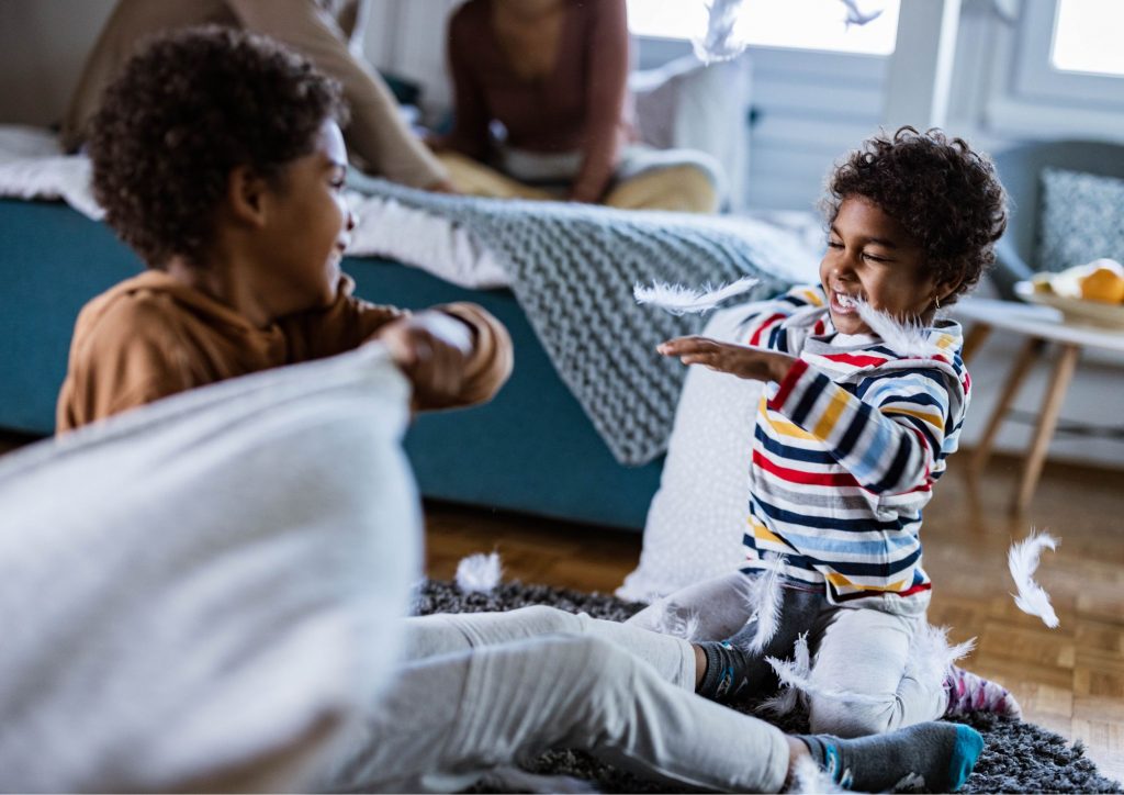 enfants qui font une bataille de coussins