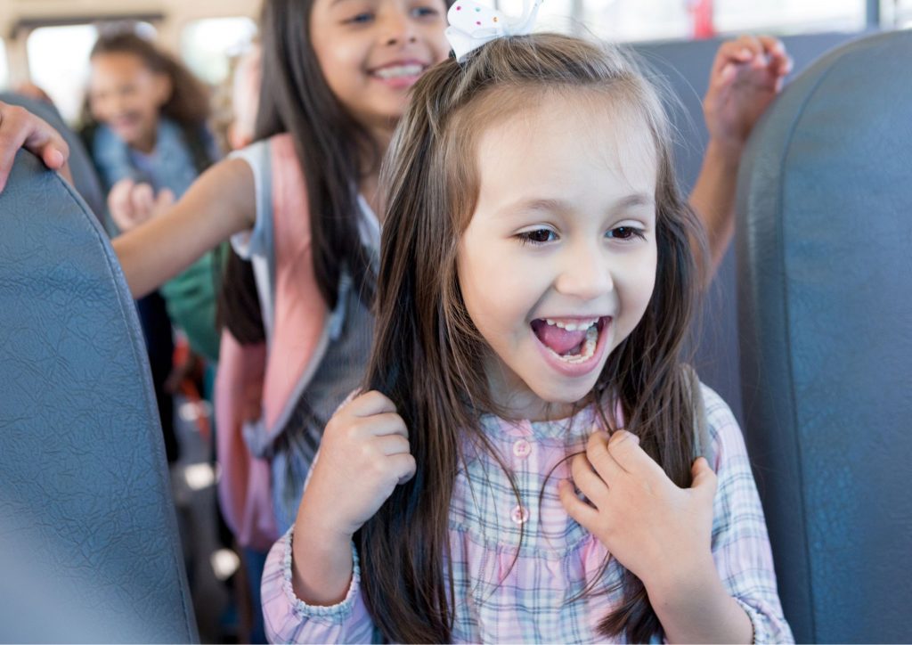 enfants qui chantent dans un autocar 