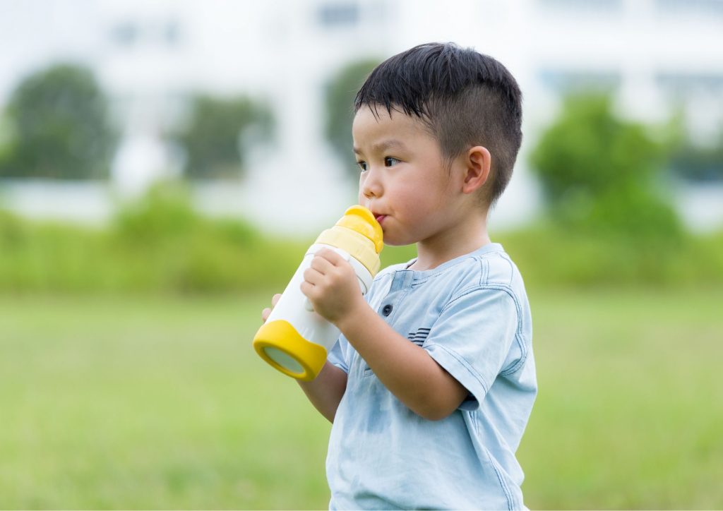 Enfant qui boit dans sa gourde